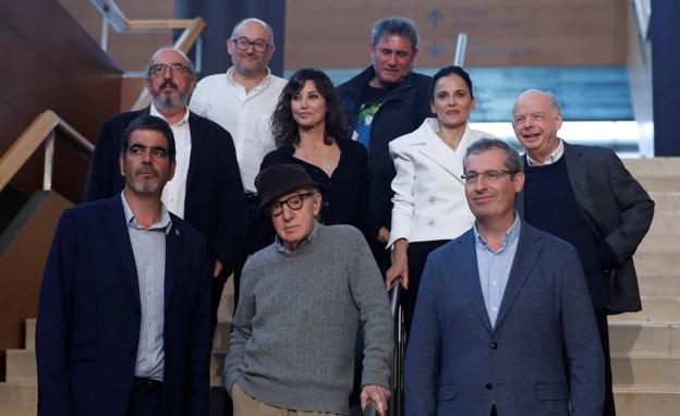 Woody Allen acompañado del equipo de su película y, emtre otros, del alcalde de San Sebastián, Eneko Goia, y del director del Zinemaldia, José Luis Rebordinos.