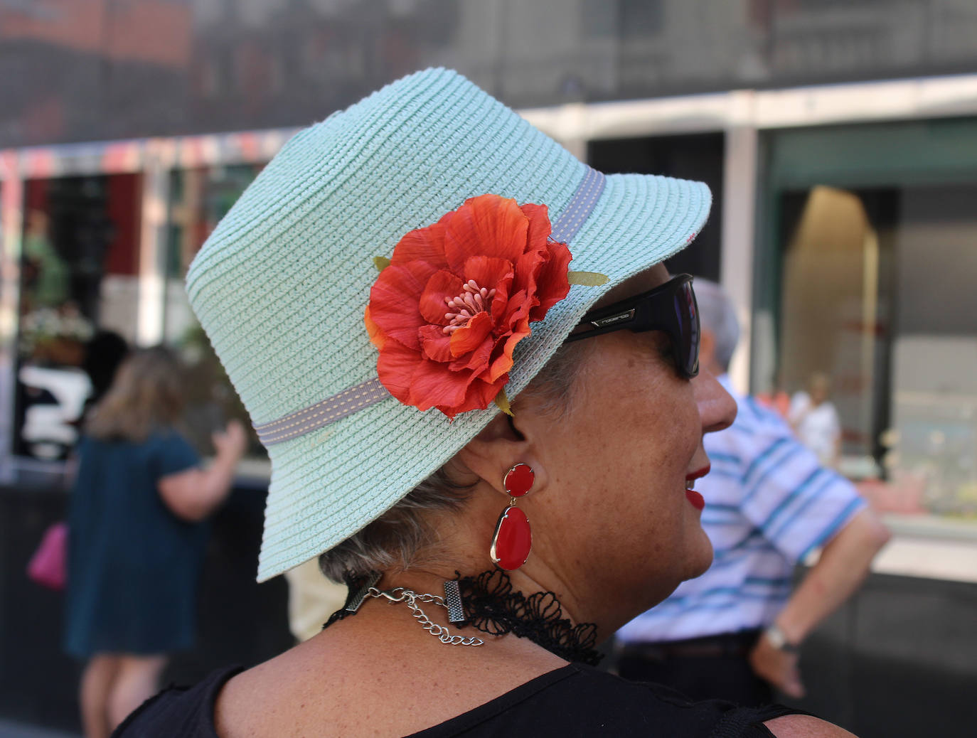 Imagen principal - Los mejores looks con sombrero del &#039;street style&#039; en Valladolid