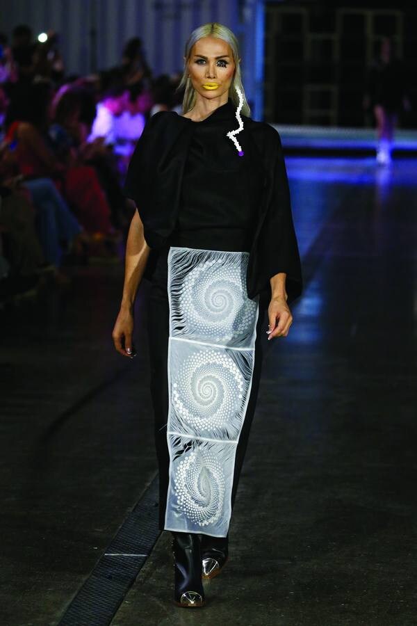 La diseñadora leonesa presentó su colección 'Alquimia', realizada con tejidos confeccionados con materiales reciclados, en La Nave Boetticher