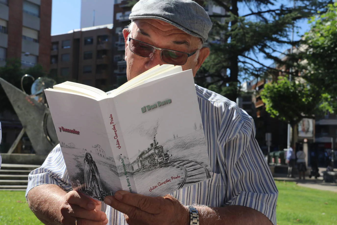 El escritor Julián Gonález junto a su libro 'El tren burra y buenseñor'
