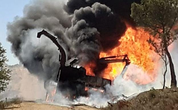 La máquina que trabajaba en labores de desbroce, entre las llamas. 