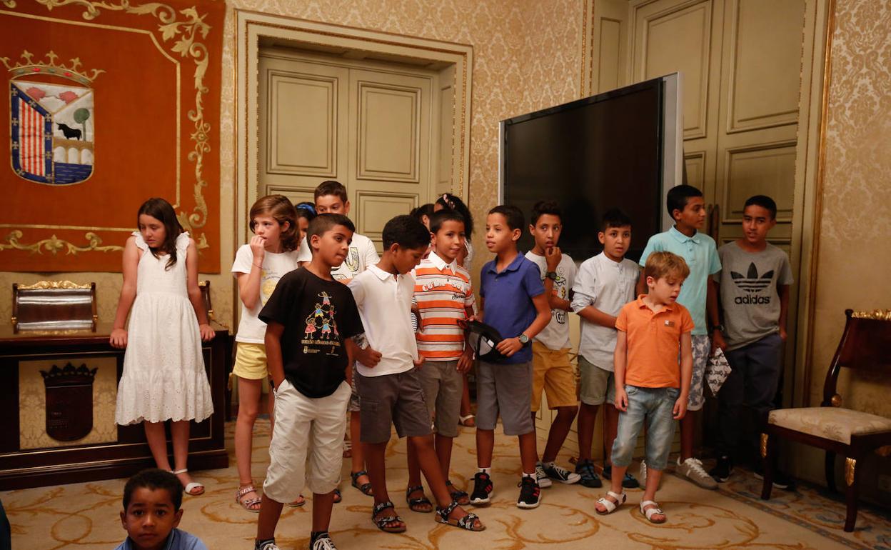 Menores saharauis y algunos de sus 'hermanos de verano', en el Salón de Recepciones del Consistorio. 