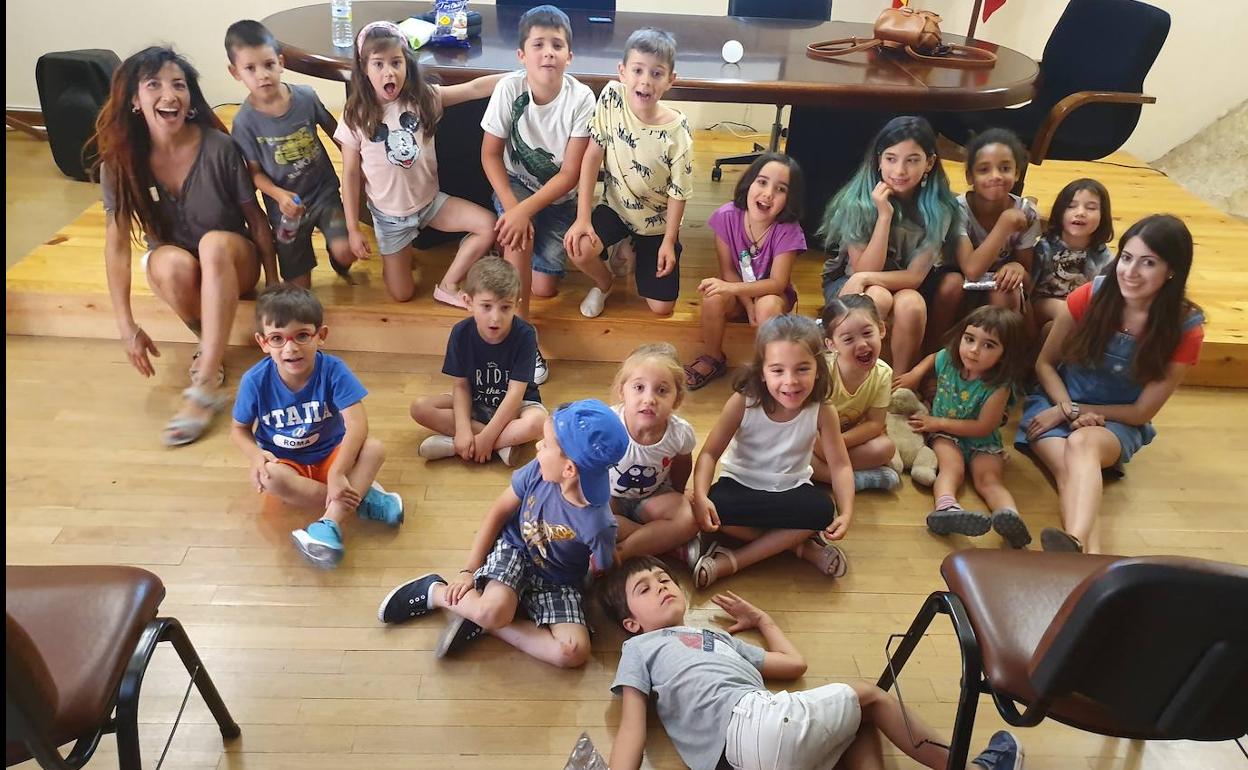 Participantes en 'Mi verano en San Esteban de la Sierra' tras ver una película. 