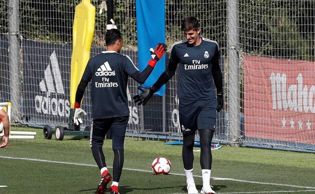 Keylor Navas y Thibaut Courtois, durante un entrenamiento de la pasada campaña. 