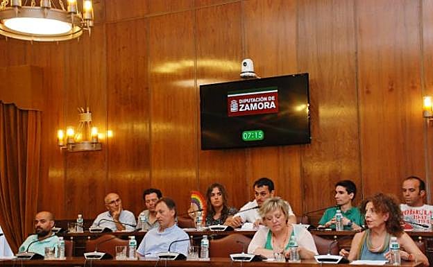 Tomás del Bien, sentado en el pleno de la Diputación junto a los diputados del PSOE y de IU. 