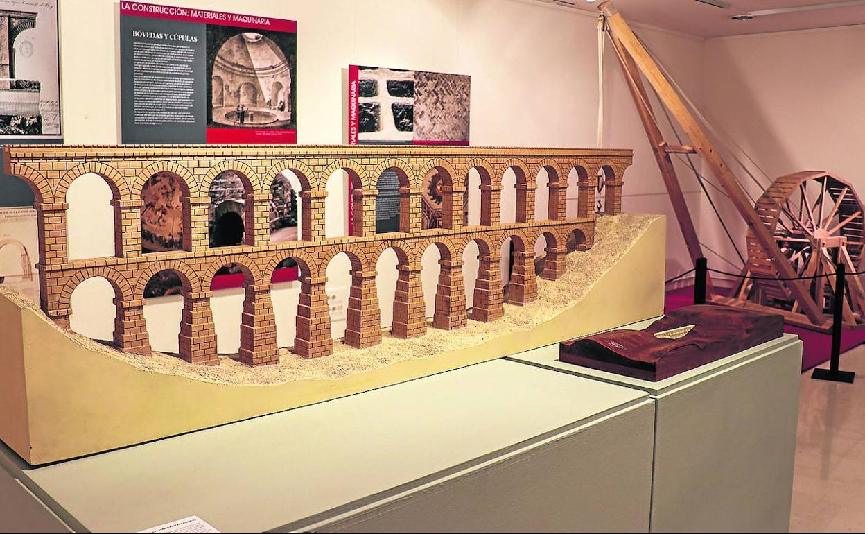 Maquetas del acueducto de Segovia y de una grúa movida con una rueda de pisar.