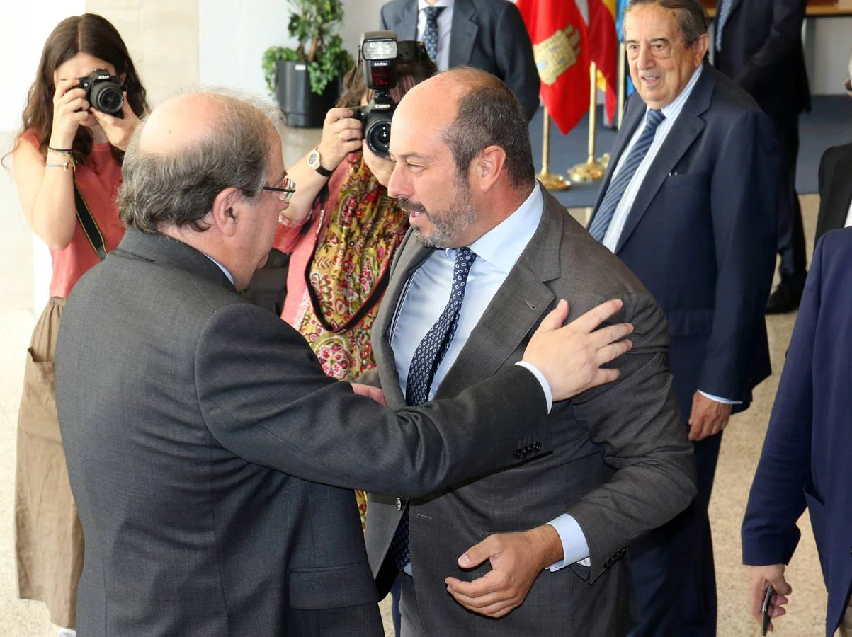 Cerca de trescientos invitados acompañan al nuevo presidente de la Junta de Castilla y León en «uno de los dos momentos más importantes de mi trayectoria política»