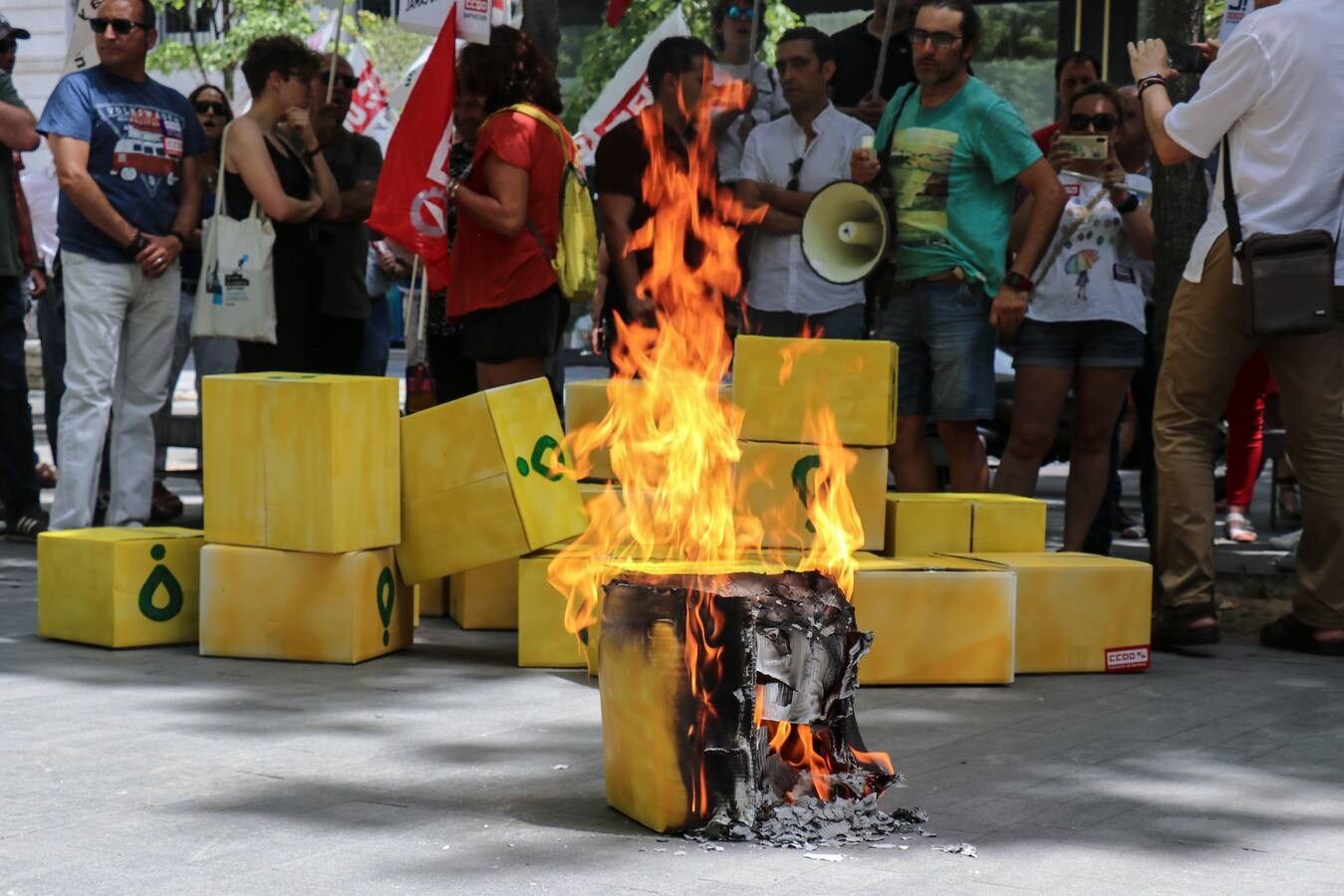 Unas 150 personas acudieron a la concentración celebrada en la Acera Recoletos para denunciar la falta de regulación del trabajo de estos repartidores