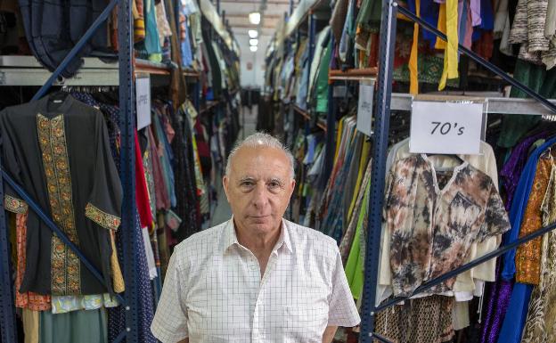 Humberto Cornejo, entre los pasillos con el vestuario típico de los años 70. 