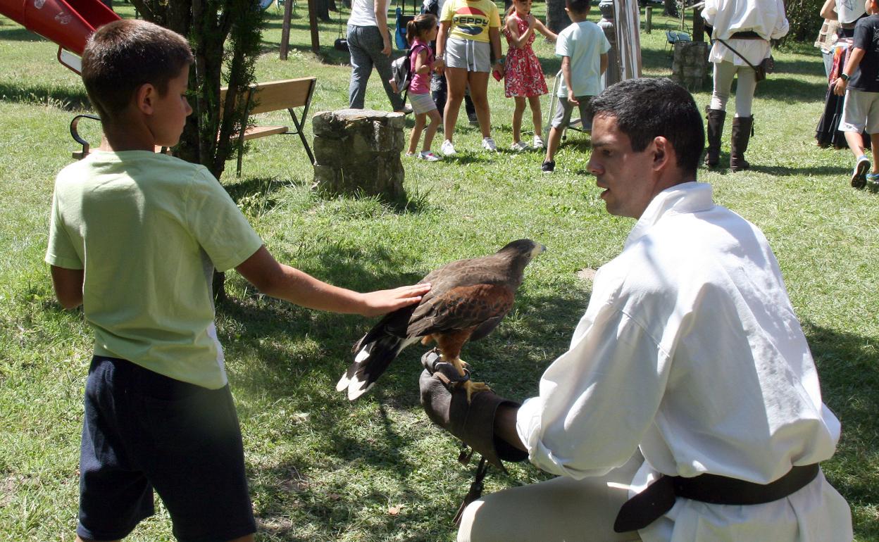 Demostración de cetrería en el recinto habilitado para la feria 