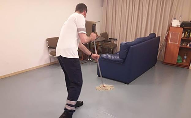 Imagen principal - En la primera imagen, un técnico limpia el agua de la inundación de las pasadas tormentas en Arturo Eyries. En la siguiente imagen, la cama hace las funciones de armario, no hay ventanas en Pilarica. La última imagen es la puerta y única ventana en Pilarica.