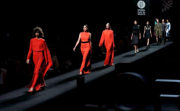 Las modelos lucen los diseños en el desfile conmemorativo de L'Oreal París.