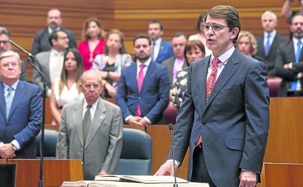 El nuevo presidente de la Junta de Castilla y León, Alfonso Fernández Mañueco, juró ayer su cargo en las Cortes. 