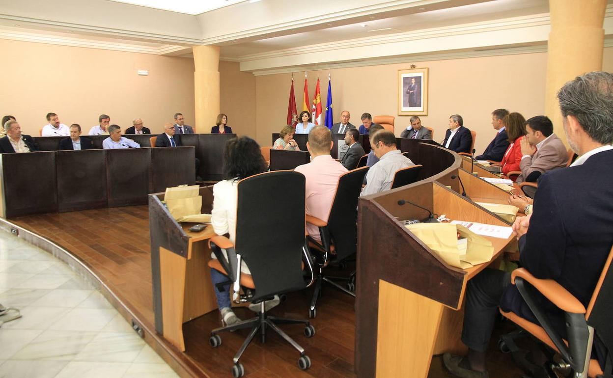 Último pleno de la Diputación, celebrado a finales de junio, con Francisco Vázquez de presidente. 