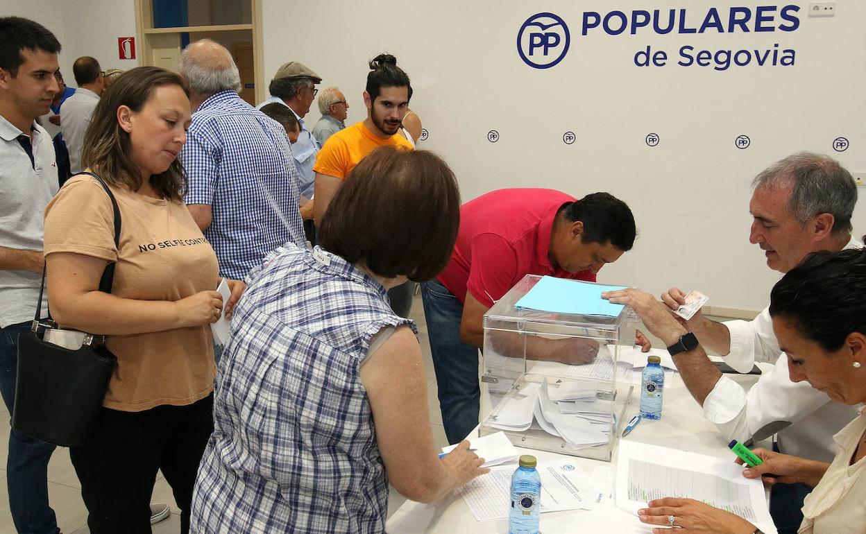 Votación en la sede del PP, este viernes, para elegir a los diputados provinciales por el partido judicial de Segovia. 