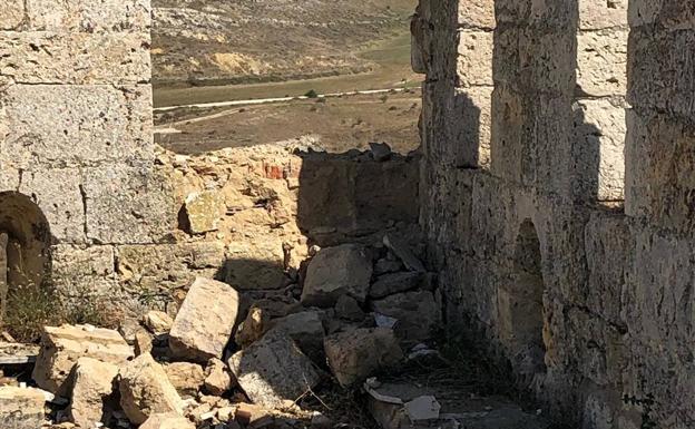 Daños provocados por el rayo en una de las almenas.