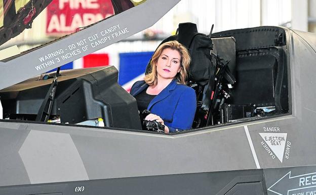 A los mandos de la nave. Penny Mordaunt, a bordo de un avión de combate británico..