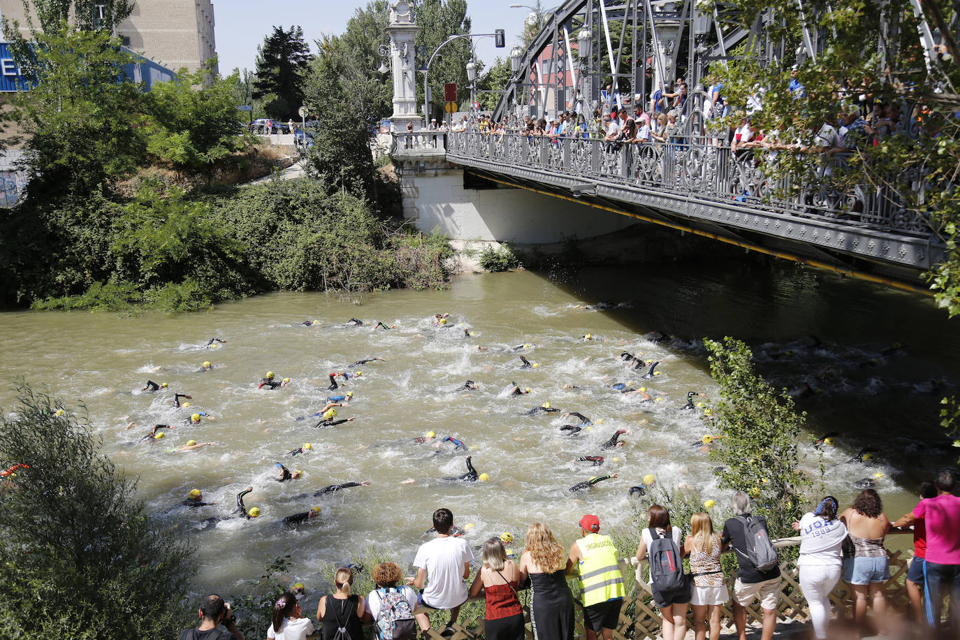 Las triatletas toman ayer la salida junto al Puente de Hierro. 