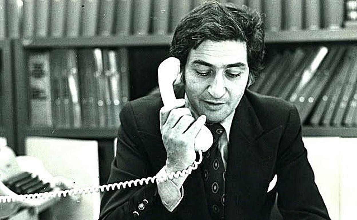 Arriba, el periodista Cirilo Rodríguez, en su redacción. A la derecha, momento en que el hombre se dispone a pisar la superficie lunar, el 21 de julio de 1969. 