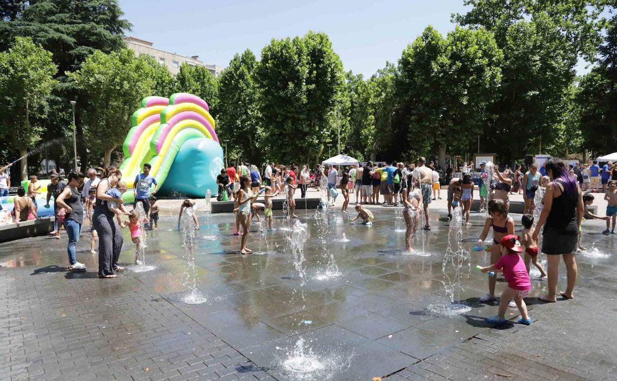 Niños y mayores disfrutaron de una mañana solidaria pasada por agua. 