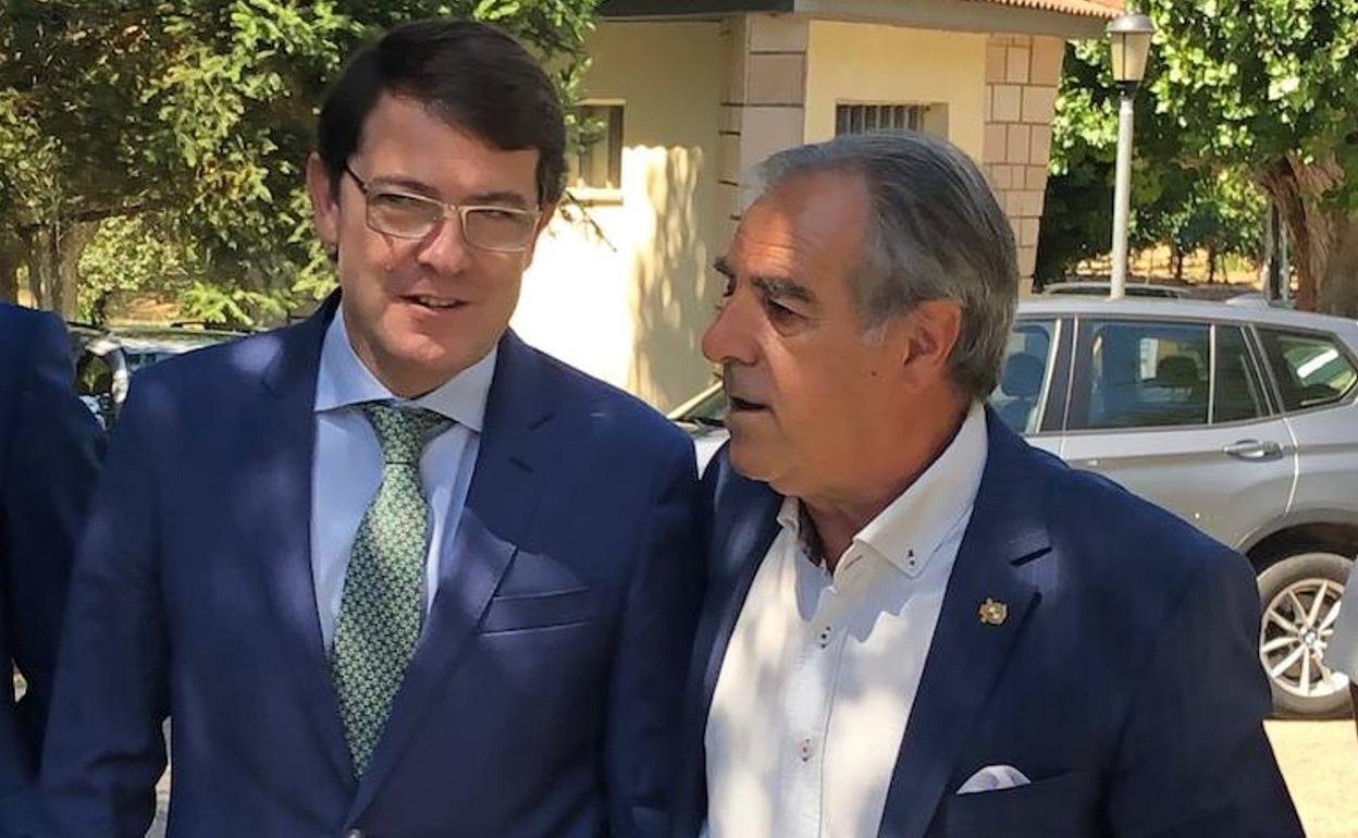 Alfonso Fernández Mañueco, presidente de la Junta de Castilla y León, y Graciano Palomo, presentador del Curso Prensa y Poder que tiene lugar esta semana en Aranda de Duero.