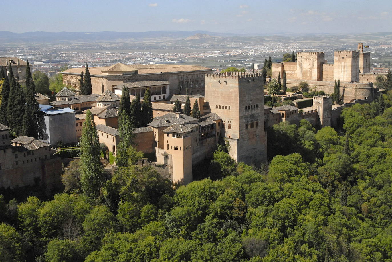 El coste medio para pasar una noche en Granada es 61,5 euros. 