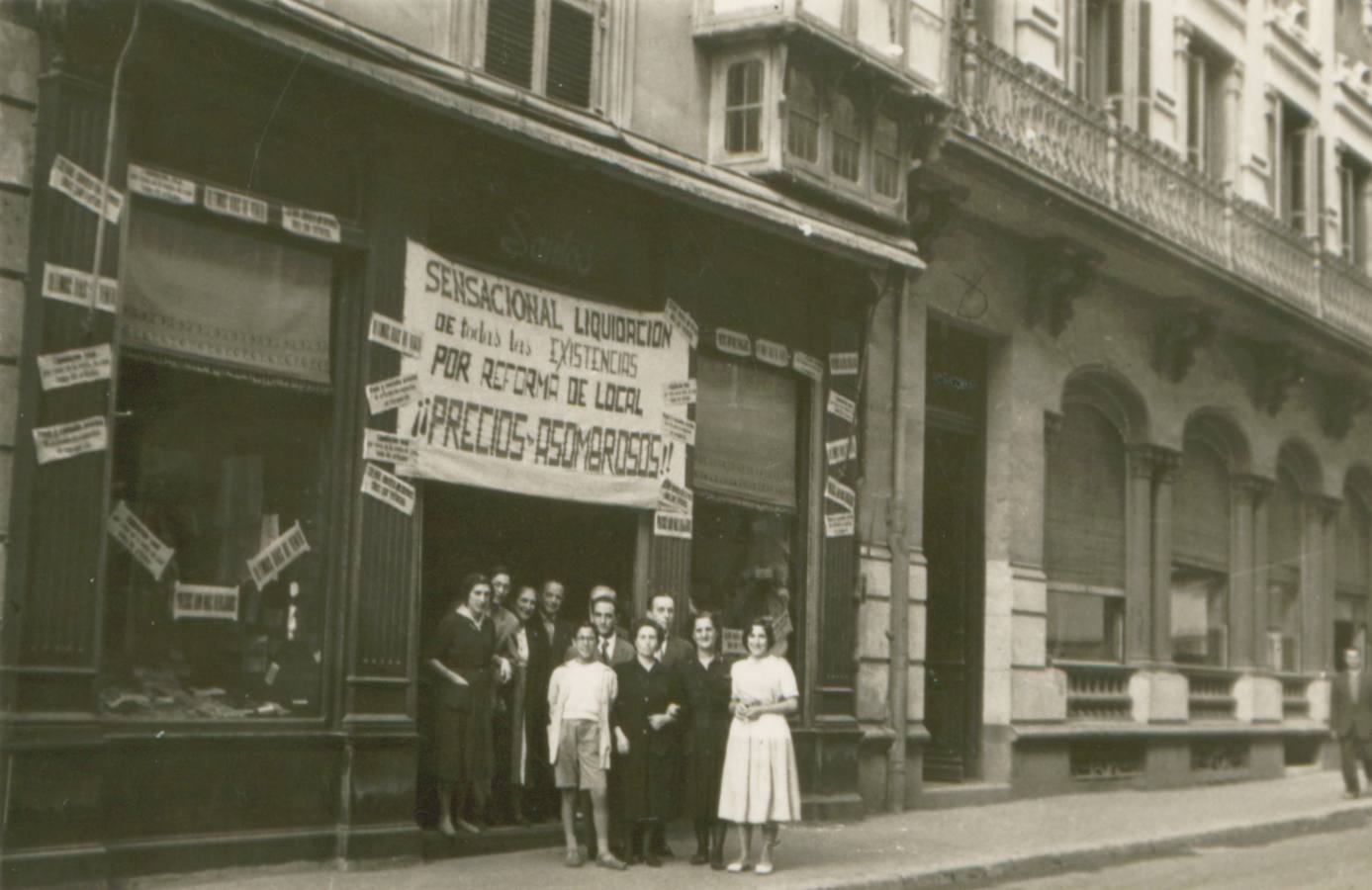 Con pantalón corto, José Ramón Santos posa con sus padres, hermanos y dependientes de la antigua mercería que en 1956 se transformó en Plásticos Santos.