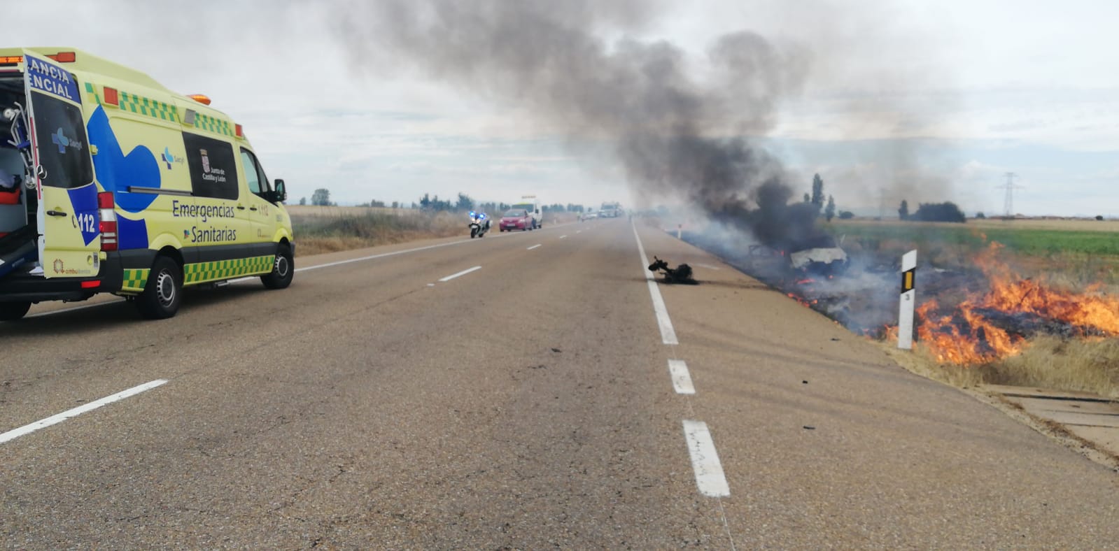 Fotos: El fuego devora un vehículo tras una salida de vía en la N-601 y su conductor resultado herido