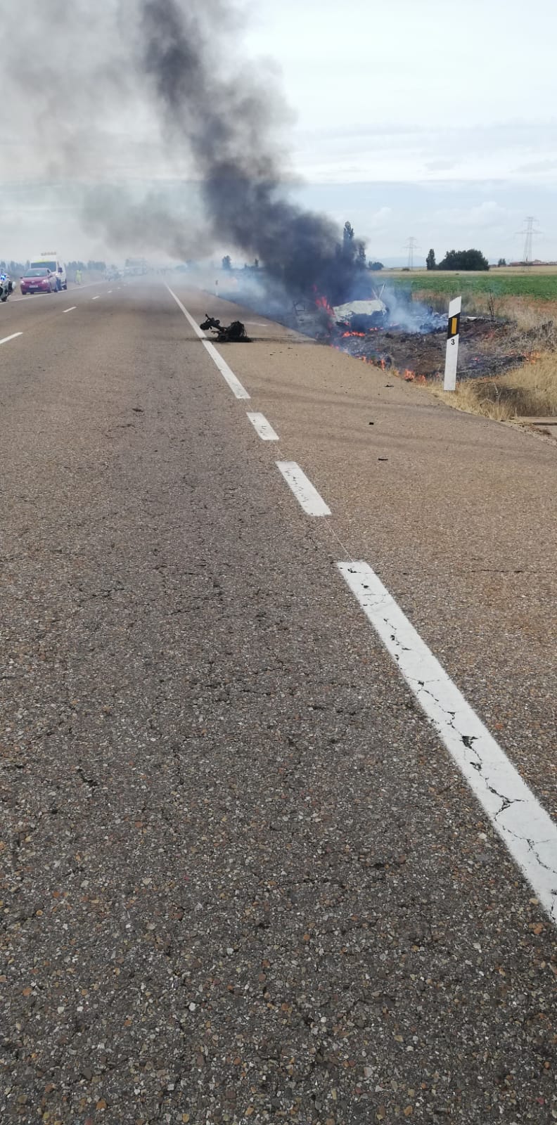 Fotos: El fuego devora un vehículo tras una salida de vía en la N-601 y su conductor resultado herido