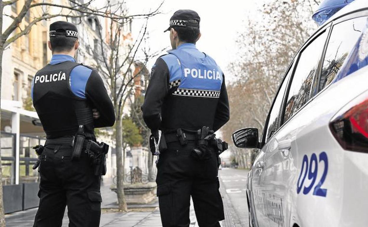 Dos agentes de la Policía Municipal de Valladolid en la Acera de Recoletos. 