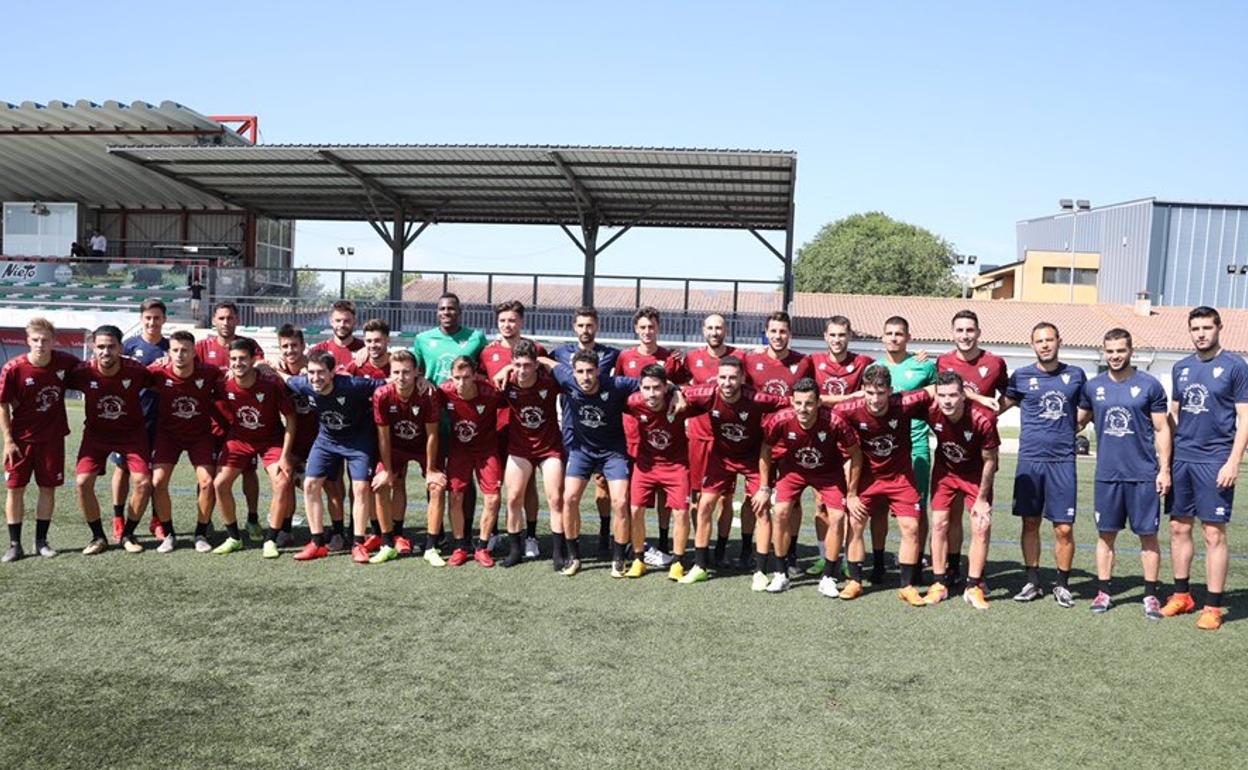 Plantillay cuerpo técnico del CD Guijuelo posan en el Municipal. 