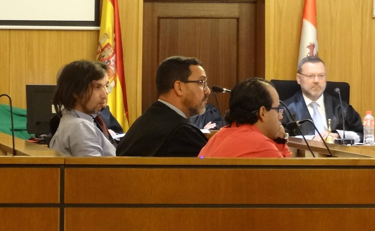 'El Mago', a la izquierda, junto a su abogado, durante el Juicio celebrado en la Audiencia de Valladolid.