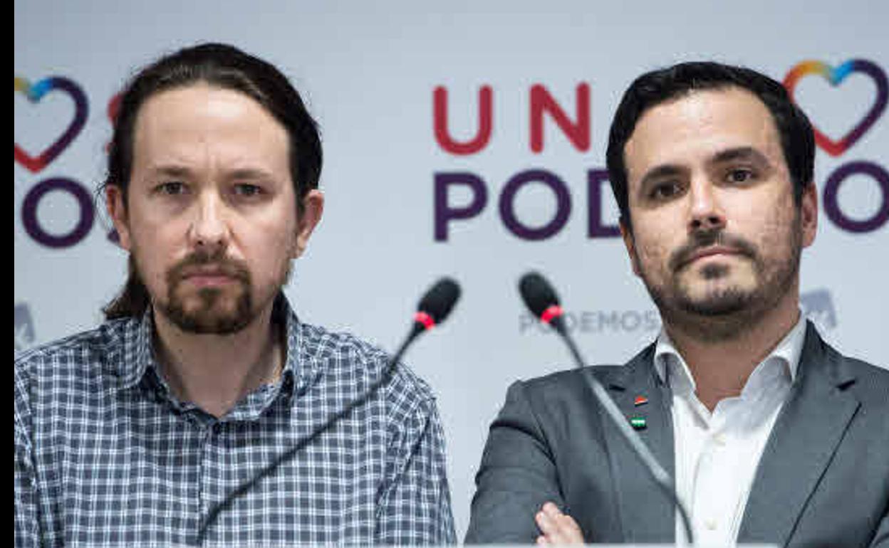 El líder de Podemos, Pablo Iglesias, junto al coordinador general de Izquierda Unida, Alberto Garzón. 