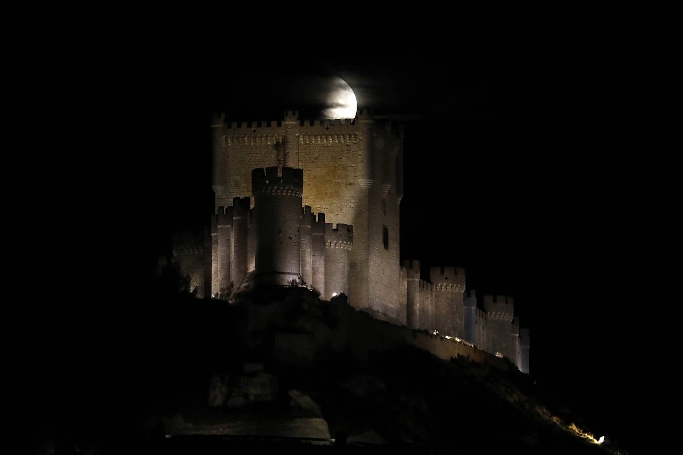 Secuencia de fotos del eclipse de luna que se ha producido la noche del martes, entre las 22:30 y las 22:50 horas. El fenómeno se ha podido ver sobre el Castillo de Peñafiel a intervalos debido a las nubes