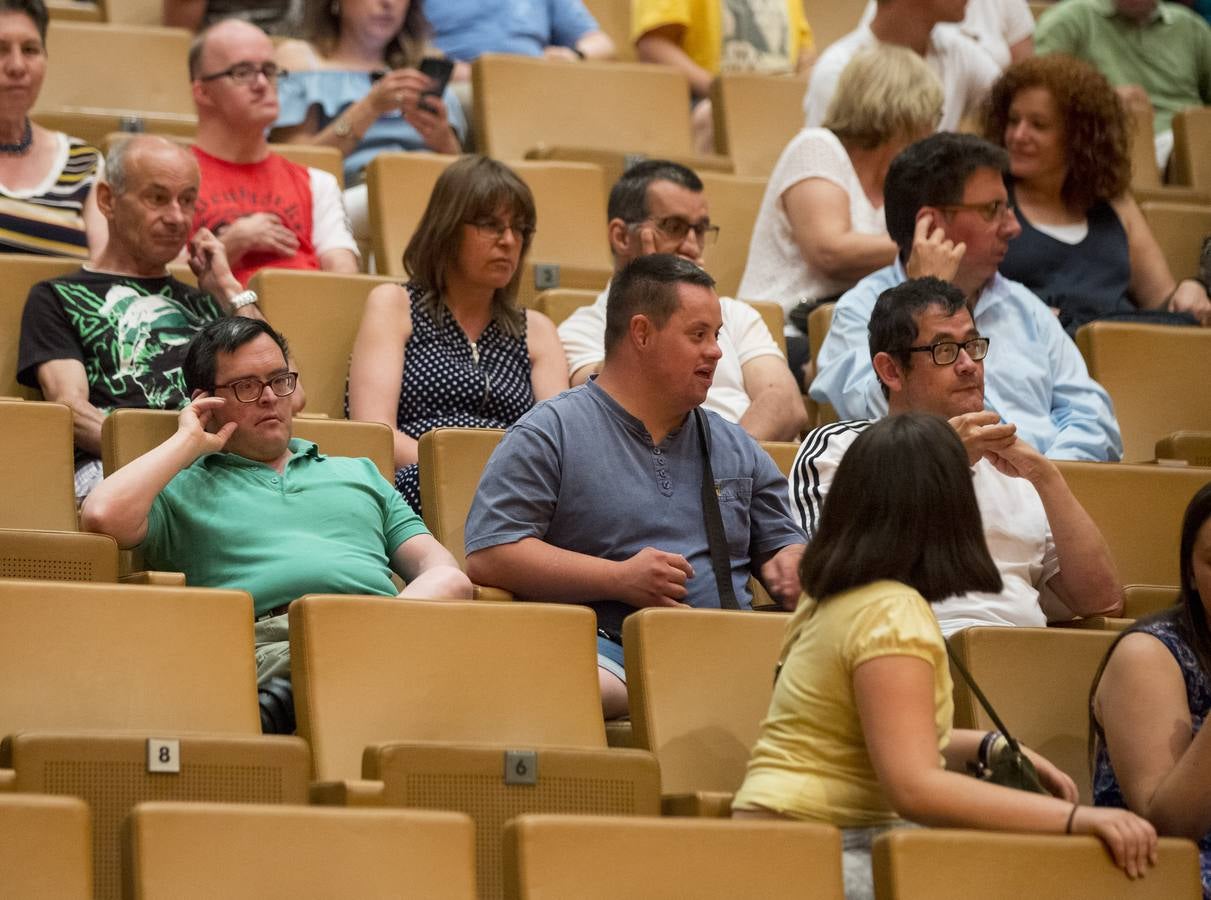 Treinta músicos del Proyecto Ibérico Orquestal ensayan en el Auditorio Miguel Delibes ante un centenar de jóvenes de la Fundación Personas