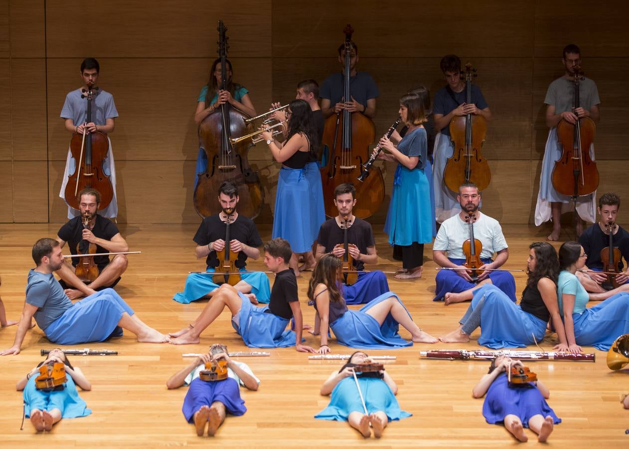 Treinta músicos del Proyecto Ibérico Orquestal ensayan en el Auditorio Miguel Delibes ante un centenar de jóvenes de la Fundación Personas