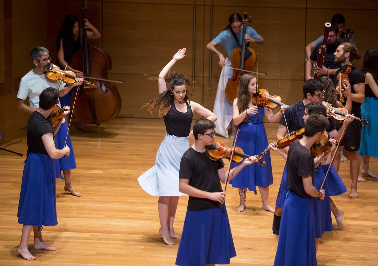 Treinta músicos del Proyecto Ibérico Orquestal ensayan en el Auditorio Miguel Delibes ante un centenar de jóvenes de la Fundación Personas