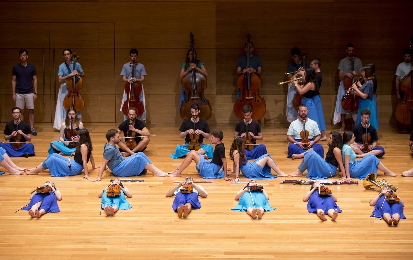 Treinta músicos del Proyecto Ibérico Orquestal ensayan en el Auditorio Miguel Delibes ante un centenar de jóvenes de la Fundación Personas