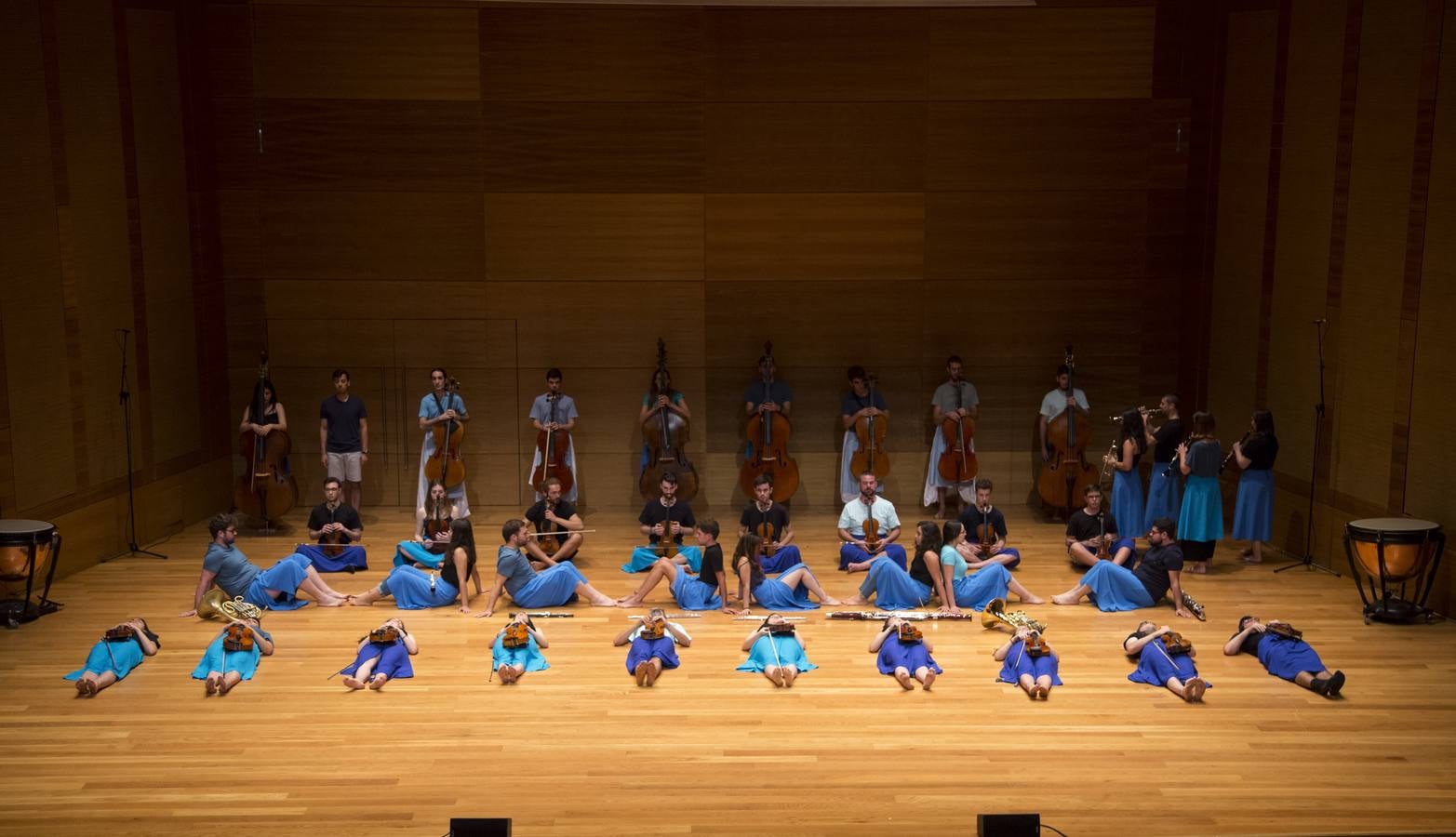 Treinta músicos del Proyecto Ibérico Orquestal ensayan en el Auditorio Miguel Delibes ante un centenar de jóvenes de la Fundación Personas