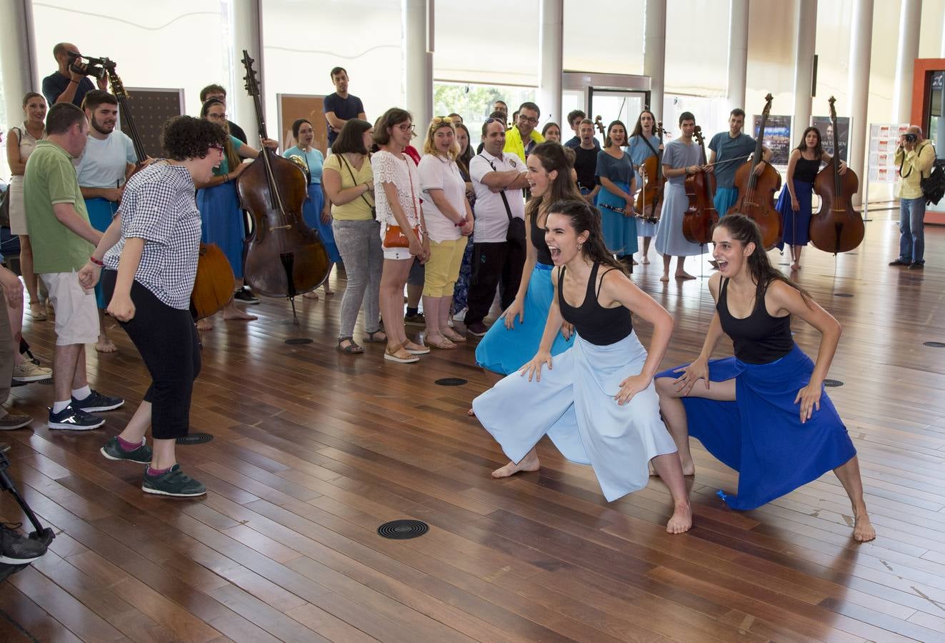 Treinta músicos del Proyecto Ibérico Orquestal ensayan en el Auditorio Miguel Delibes ante un centenar de jóvenes de la Fundación Personas