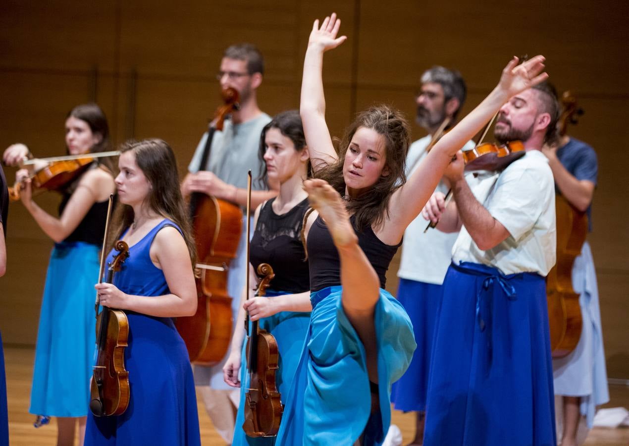 Treinta músicos del Proyecto Ibérico Orquestal ensayan en el Auditorio Miguel Delibes ante un centenar de jóvenes de la Fundación Personas
