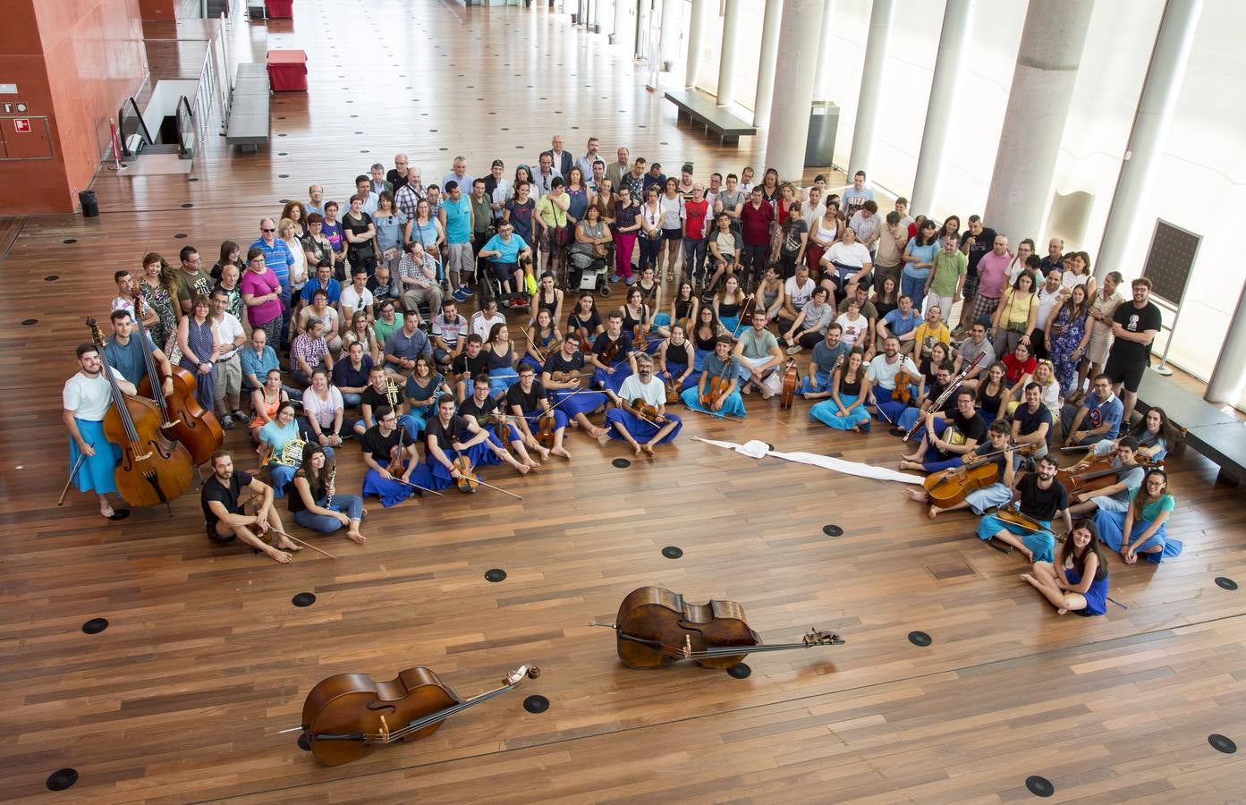 Treinta músicos del Proyecto Ibérico Orquestal ensayan en el Auditorio Miguel Delibes ante un centenar de jóvenes de la Fundación Personas