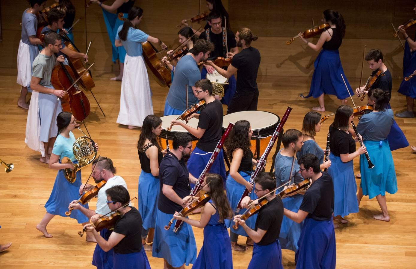 Treinta músicos del Proyecto Ibérico Orquestal ensayan en el Auditorio Miguel Delibes ante un centenar de jóvenes de la Fundación Personas