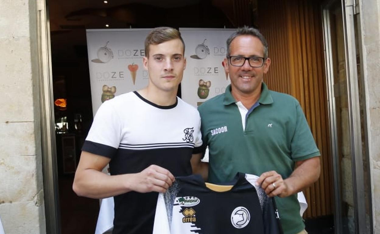 Pedro López y Gorka Etxeberria posan con la elástica de Unionistas. 