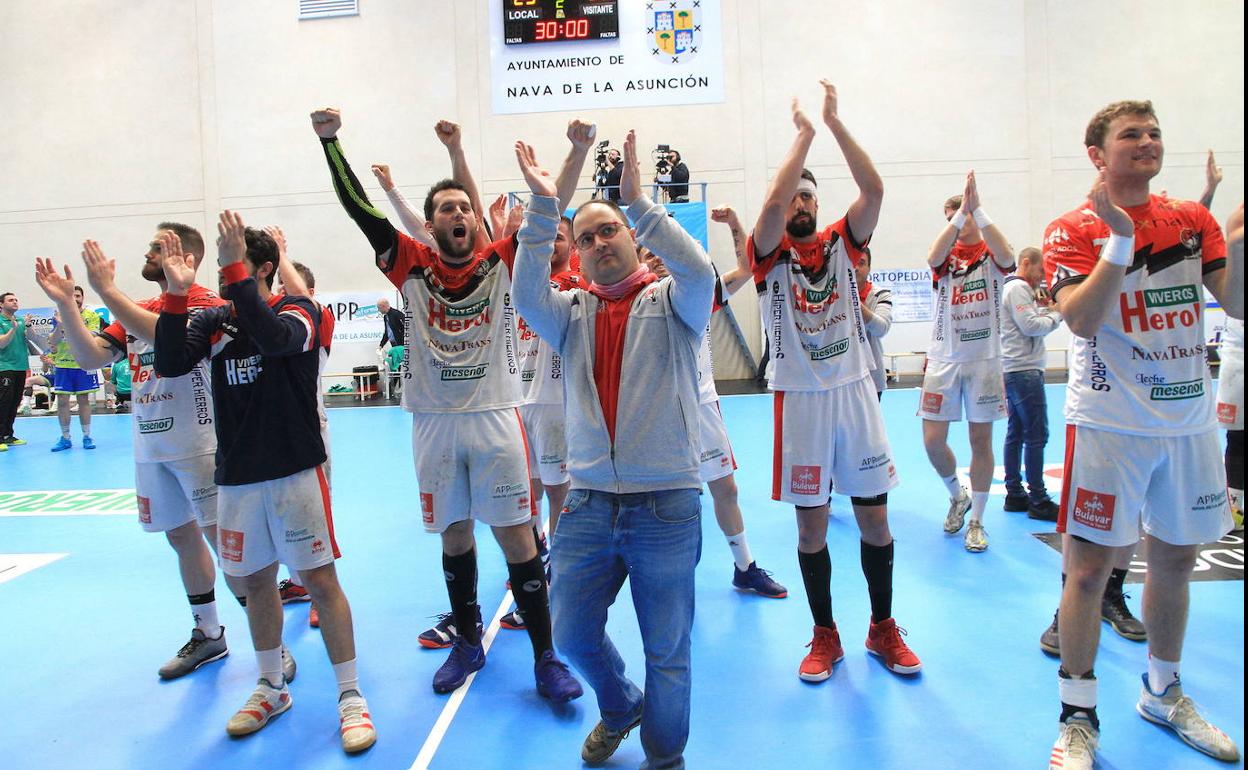 Dani Gordo y sus jugadores aplauden a la afición al término de un partido.