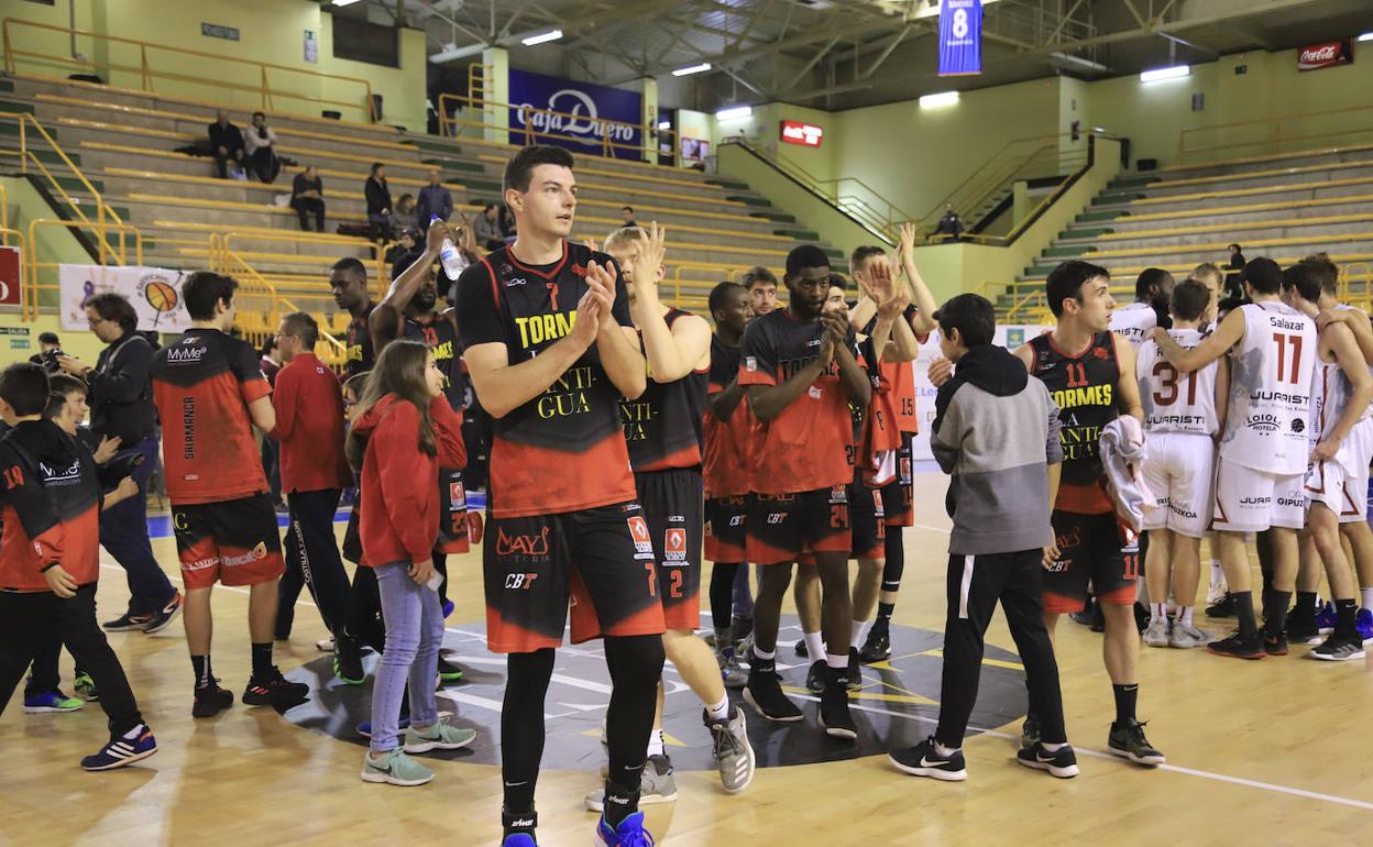 Los jugadores del CB Tormes aplauden a su público la pasada temporada. 