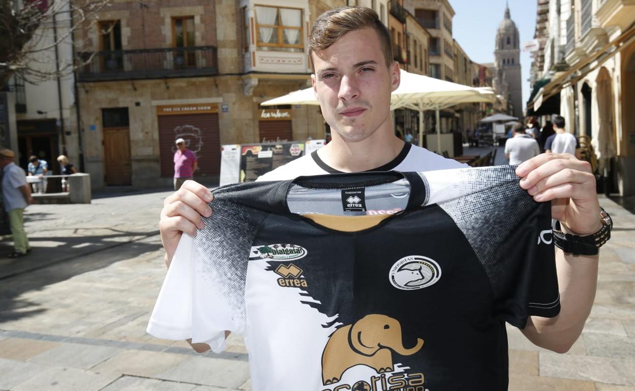 Pedro López posa con la camiseta de Unionistas. 