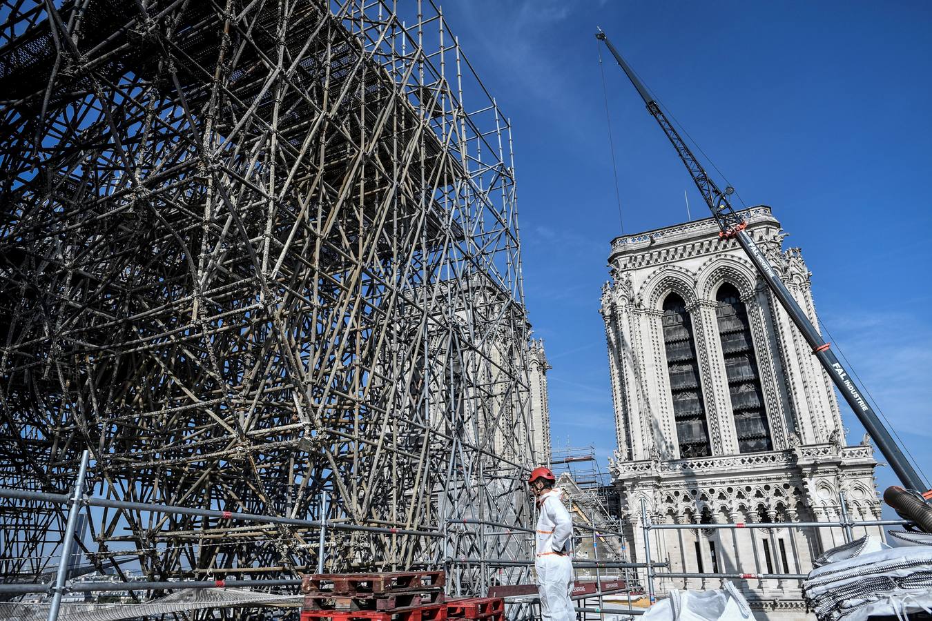 Han pasado tres meses del devastador incendio que en abril arrasaba parte de la cubierta de la catedral parisina y destruía su icónica aguja | Las obras de restauración deberán concluir en un plazo de cinco años, aunque, de momento, las tareas se centran en limpiar y consolidar la estructura