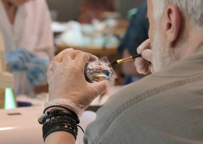 Imagen secundaria 1 - Ejemplos de los trabajos realizados en el taller de joyería con resinas.