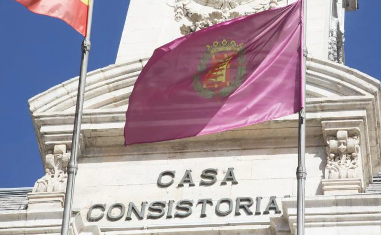 La bandera con el escudo de la ciudad ondea en el Ayuntamiento.